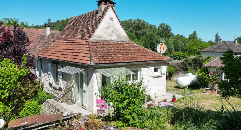 SECTEUR COEUR DE CAUSSE - Agréable Maison de village et dépendances avec bel espace jardin, garage