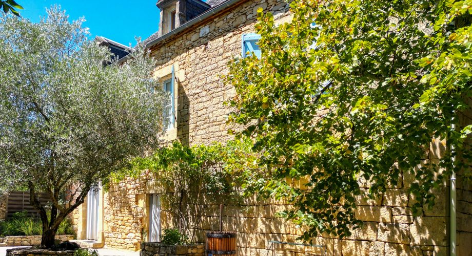 SECTEUR GOURDON - Bel ensemble immobilier en pierre sur 3090 m² arborés avec piscine chauffée