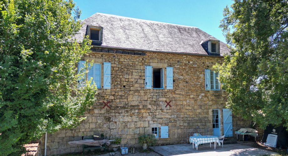 SECTEUR GOURDON - Bel ensemble immobilier en pierre sur 3090 m² arborés avec piscine chauffée
