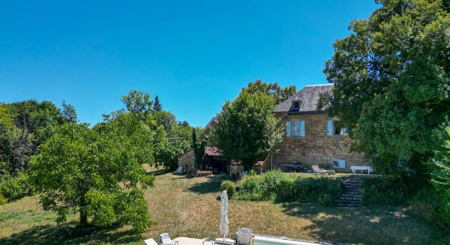 SECTEUR GOURDON - Bel ensemble immobilier en pierre sur 3090 m² arborés avec piscine chauffée