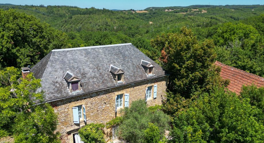 SECTEUR GOURDON - Bel ensemble immobilier en pierre sur 3090 m² arborés avec piscine chauffée