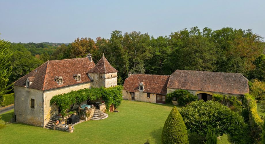 EXCLUSIVITE - Secteur Carlux - Magnifique Propriété de charme en pierre sur 3ha48 avec piscine chauffée