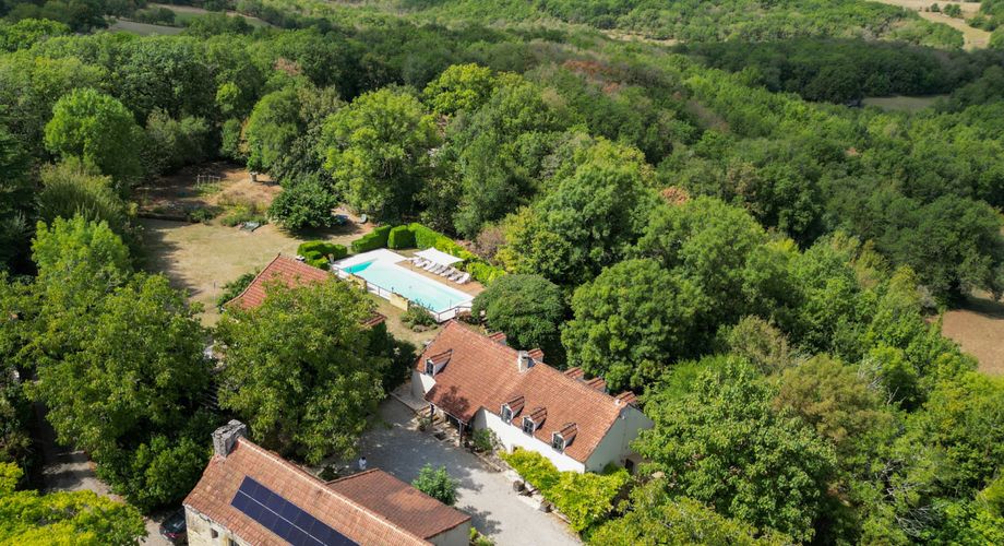 SECTEUR CATUS. Ancien Corps de ferme avec 2 gites et annexe sur 9070 m² arborés avec espace piscine