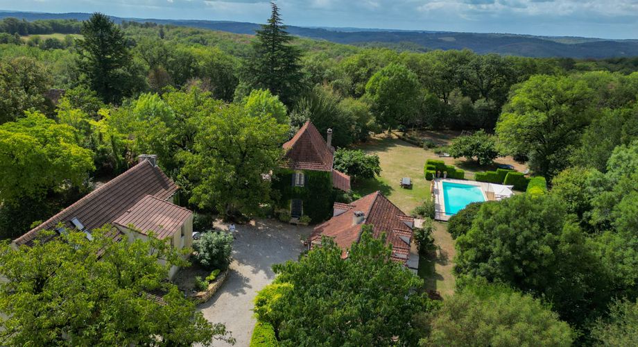 SECTEUR CATUS. Ancien Corps de ferme avec 2 gites et annexe sur 9070 m² arborés avec espace piscine