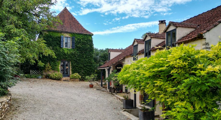 SECTEUR CATUS. Ancien Corps de ferme avec 2 gites et annexe sur 9070 m² arborés avec espace piscine