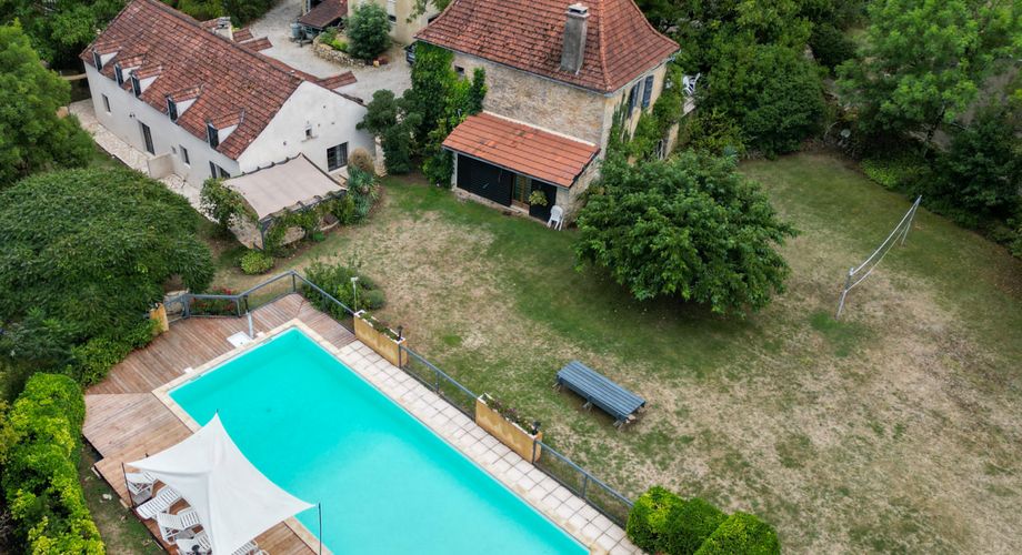 SECTEUR CATUS. Ancien Corps de ferme avec 2 gites et annexe sur 9070 m² arborés avec espace piscine