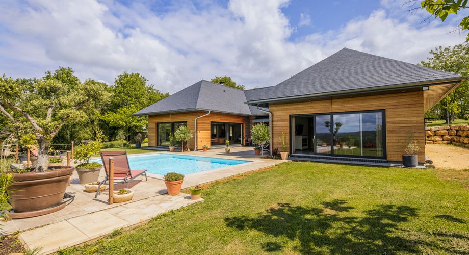 EXCLUSIVITE - Remarquable Propriété de charme avec vue imprenable sur 2ha72 avec piscine