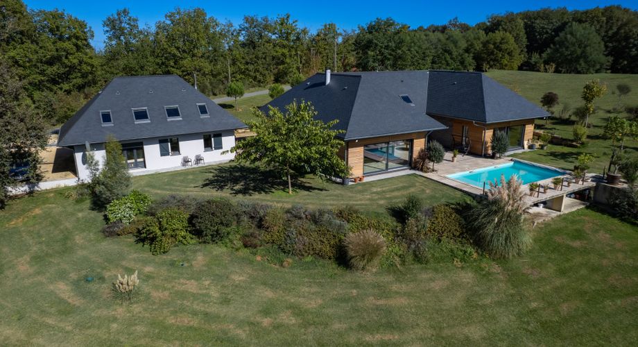 EXCLUSIVITE - Remarquable Propriété de charme avec vue imprenable sur 2ha72 avec piscine
