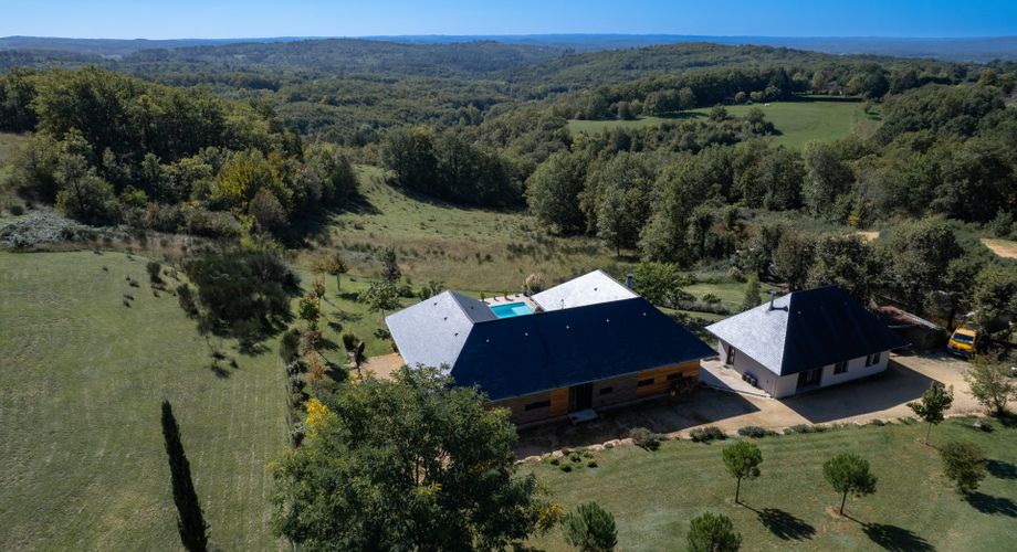 EXCLUSIVITE - Remarquable Propriété de charme avec vue imprenable sur 2ha72 avec piscine 
