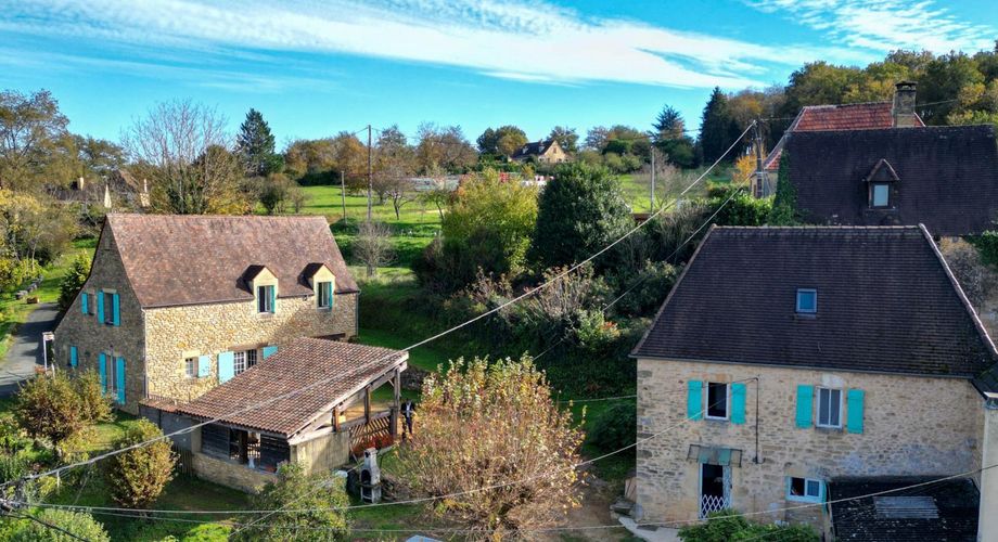 Secteur Sarlat- Ensemble immobilier en pierre de 2 maisons sur 2000 m² arborés