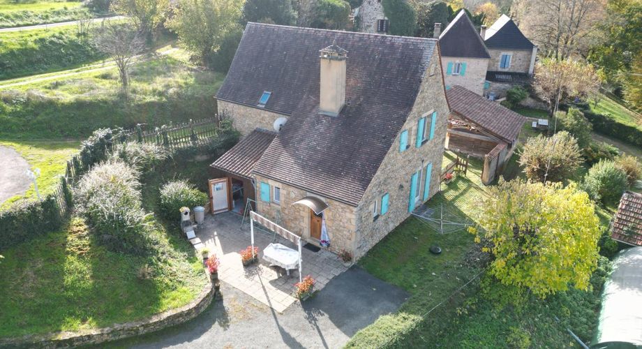 Secteur Sarlat- Ensemble immobilier en pierre de 2 maisons sur 2000 m² arborés