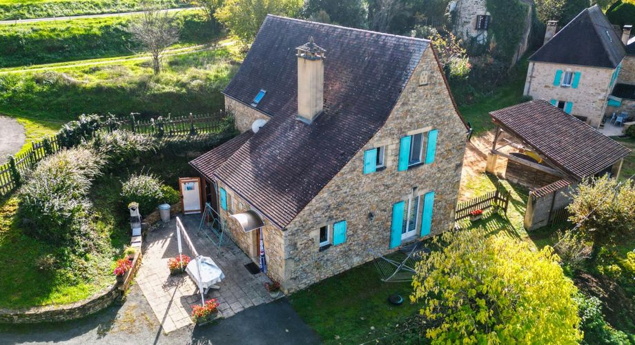 Secteur Sarlat- Ensemble immobilier en pierre de 2 maisons sur 2000 m² arborés