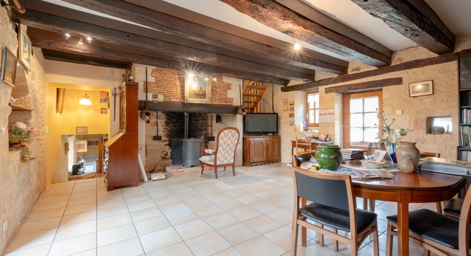 SECTEUR GOURDON - Propriété en pierre comprenant maison et dépendances sur 