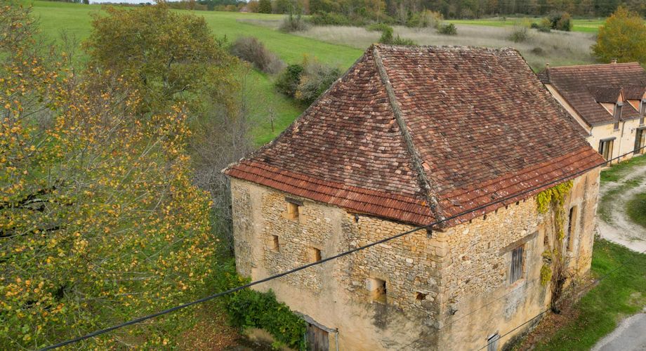 SECTEUR GOURDON - Propriété en pierre comprenant maison et dépendances sur 