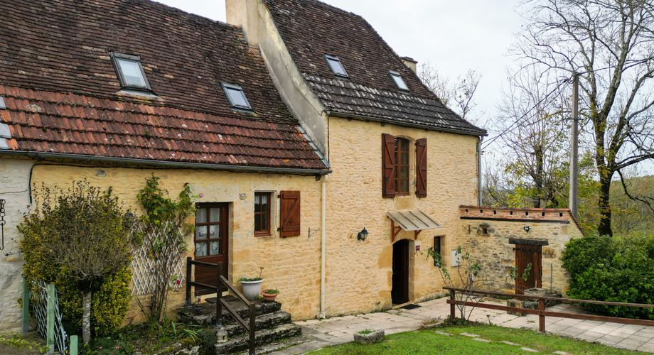 SECTEUR GOURDON - Propriété en pierre comprenant maison et dépendances sur 