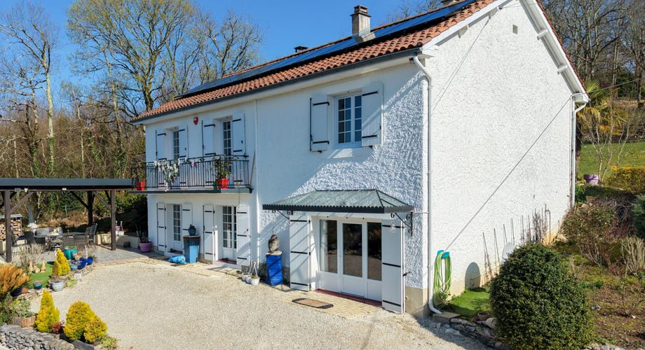 Secteur Carlux - Ravissante Maison en excellent état avec vue imprenable, piscine chauffée et garage