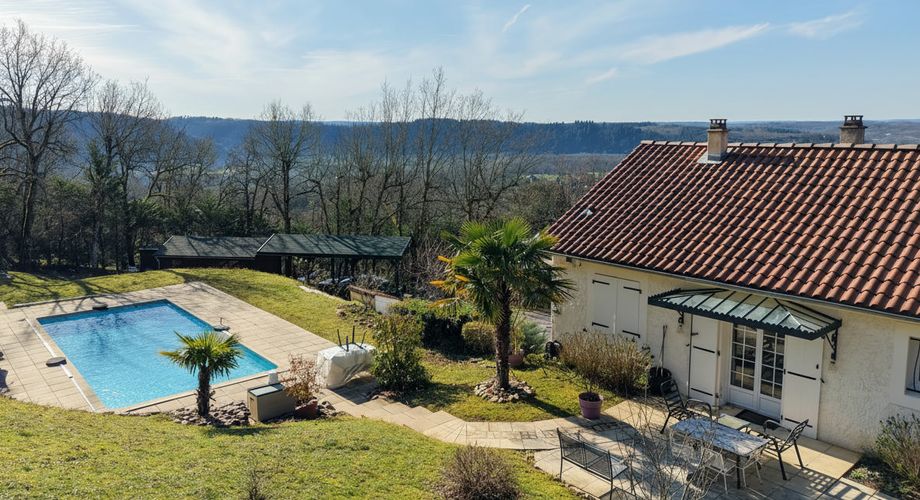 Secteur Carlux - Ravissante Maison en excellent état avec vue imprenable, piscine chauffée et garage