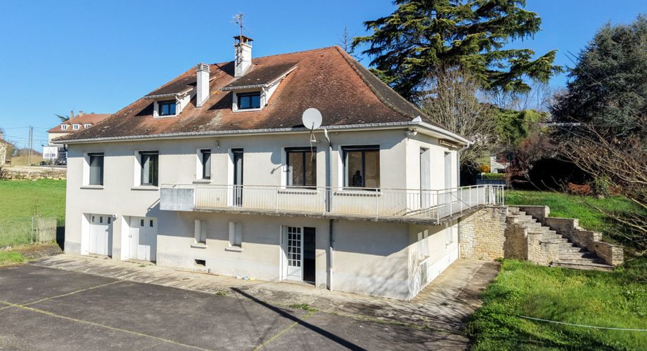 Secteur Gourdon. Spacieuse Maison de ville et annexe sur 3097 m² paysagers