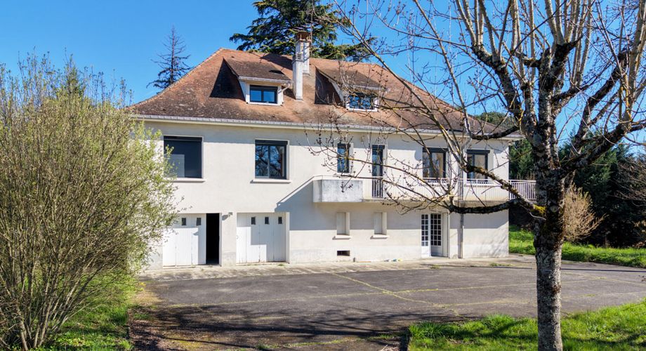 Secteur Gourdon. Spacieuse Maison de ville et annexe sur 3097 m² paysagers