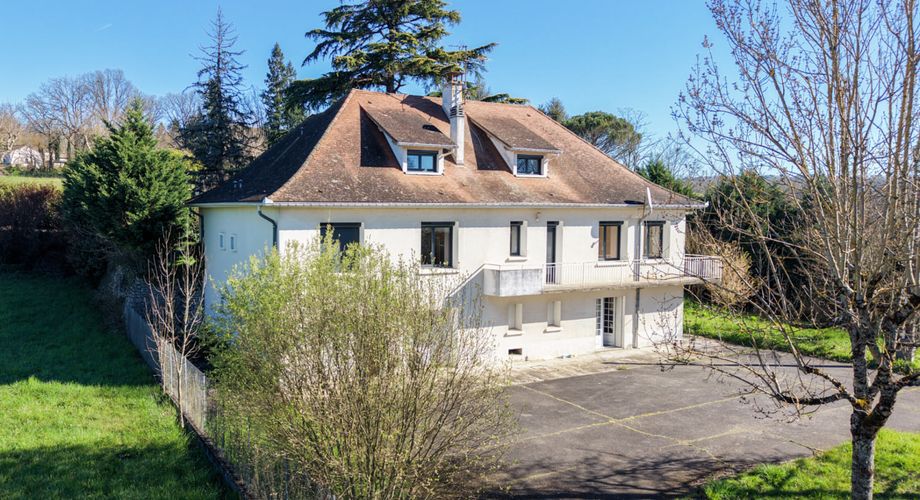 Secteur Gourdon. Spacieuse Maison de ville et annexe sur 3097 m² paysagers