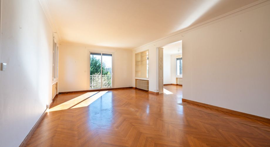 Secteur Gourdon. Spacieuse Maison de ville et annexe sur 3097 m² paysagers