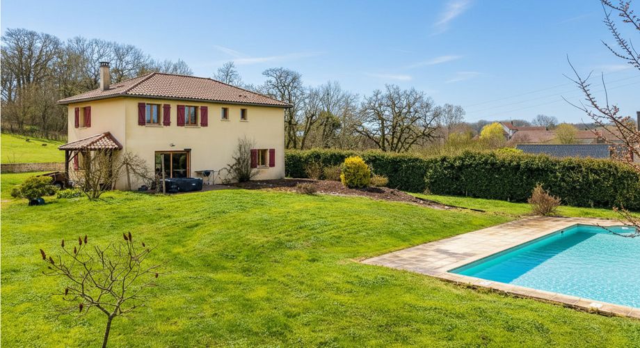 Secteur Sarlat - Grande et lumineuse Maison 5 chambres au calme sur 4177 m² avec piscine