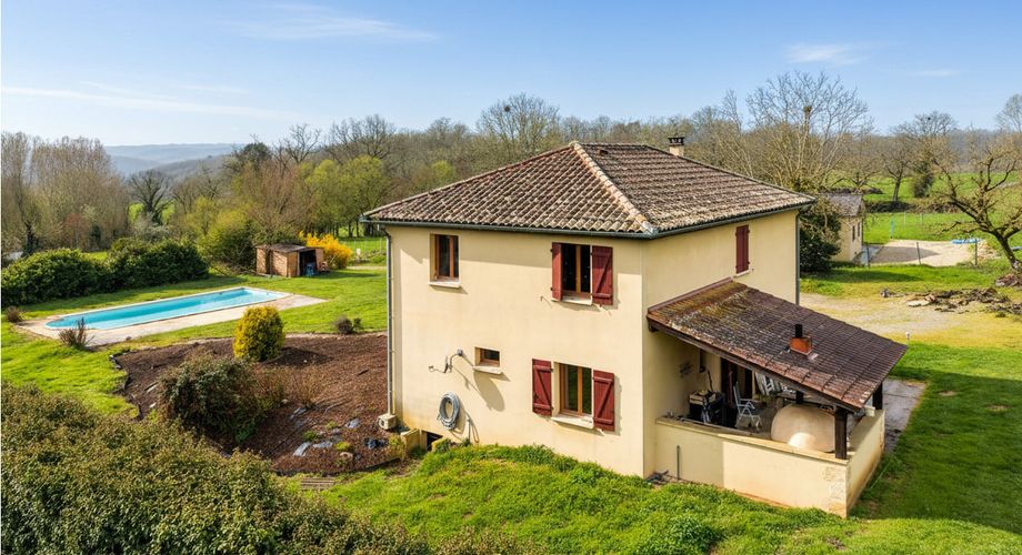 Secteur Sarlat - Grande et lumineuse Maison 5 chambres au calme sur 4177 m² avec piscine
