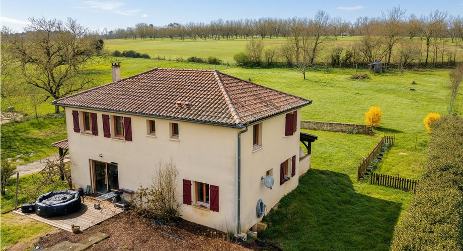 Secteur Sarlat - Grande et lumineuse Maison 5 chambres au calme sur 4177 m² avec piscine