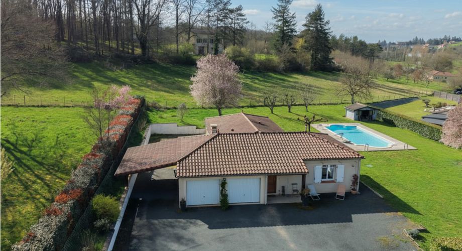 Secteur Gourdon - Agréable et lumineuse Maison de plain pied avec double garage, piscine sur 1998 m² clos 