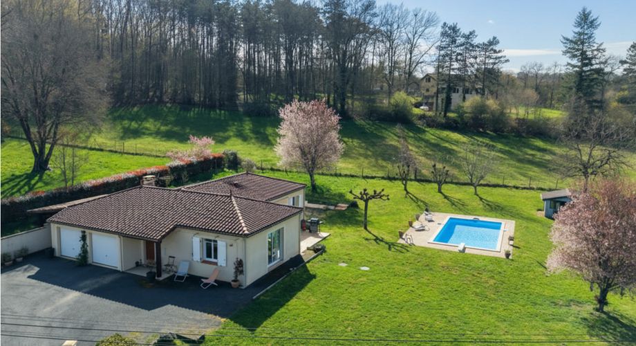 Secteur Gourdon - Agréable et lumineuse Maison de plain pied avec double garage, piscine sur 1998 m² clos 