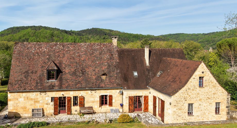 EXCLUSIVITE - Secteur SARLAT - Belle propriété de charme en pierre sur 4410 m² arborés en situation dominante