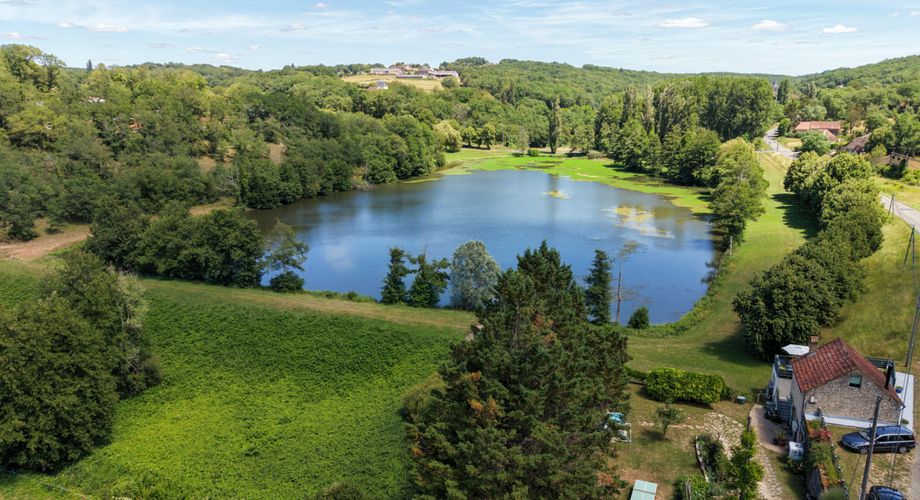 Exclusivité Secteur Gourdon - Agréable Maison bien entretenue sur 1795 m2  avec terrasse et vue sur lac