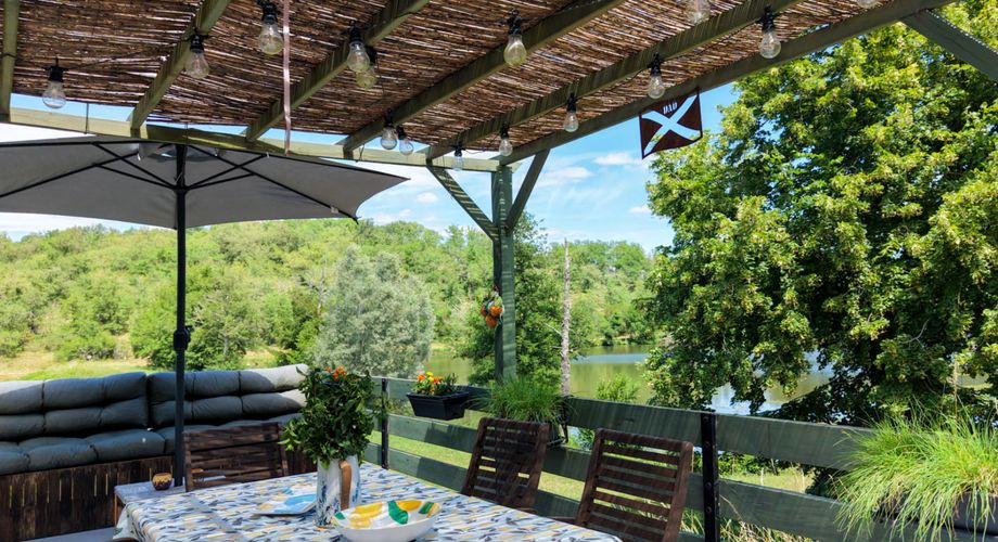 Exclusivité Secteur Gourdon - Agréable Maison bien entretenue sur 1795 m2  avec terrasse et vue sur lac