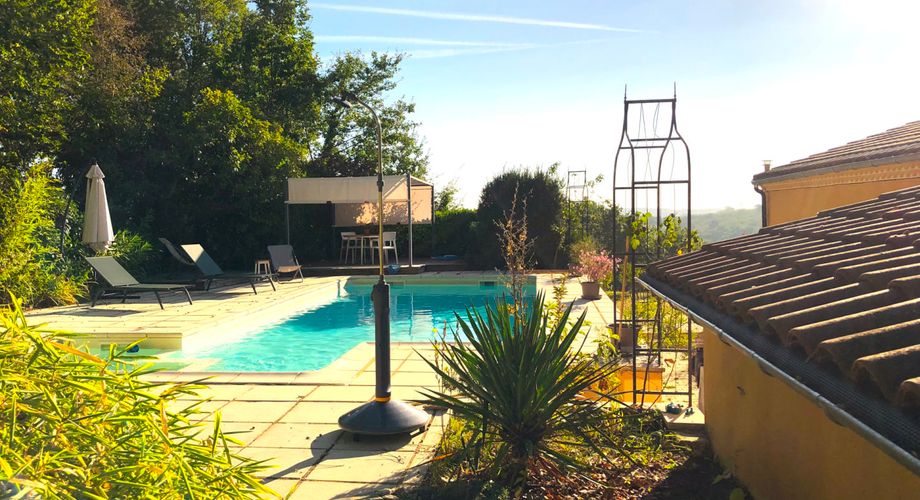 Exclusivité - Secteur Sarlat - Maison de plain pied avec piscine sur 1500 m2 arborés 