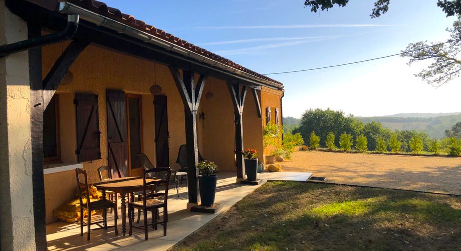 Exclusivité - Secteur Sarlat - Maison de plain pied avec piscine sur 1500 m2 arborés 