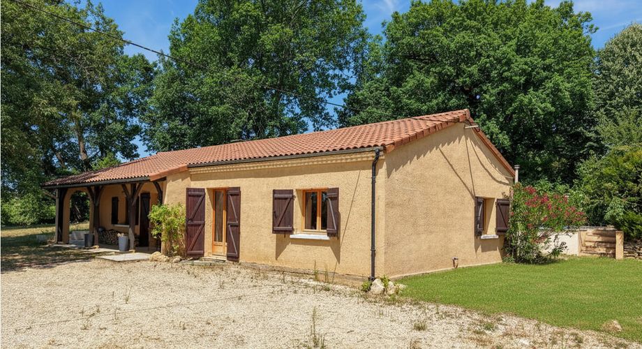 Exclusivité - Secteur Sarlat - Maison de plain pied avec piscine sur 1500 m2 arborés 