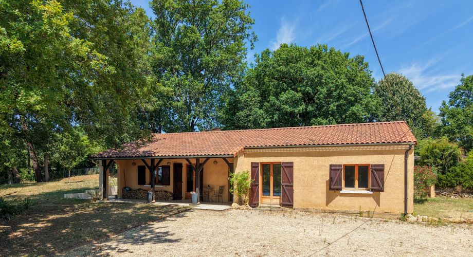Exclusivité - Secteur Sarlat - Maison de plain pied avec piscine sur 1500 m2 arborés 
