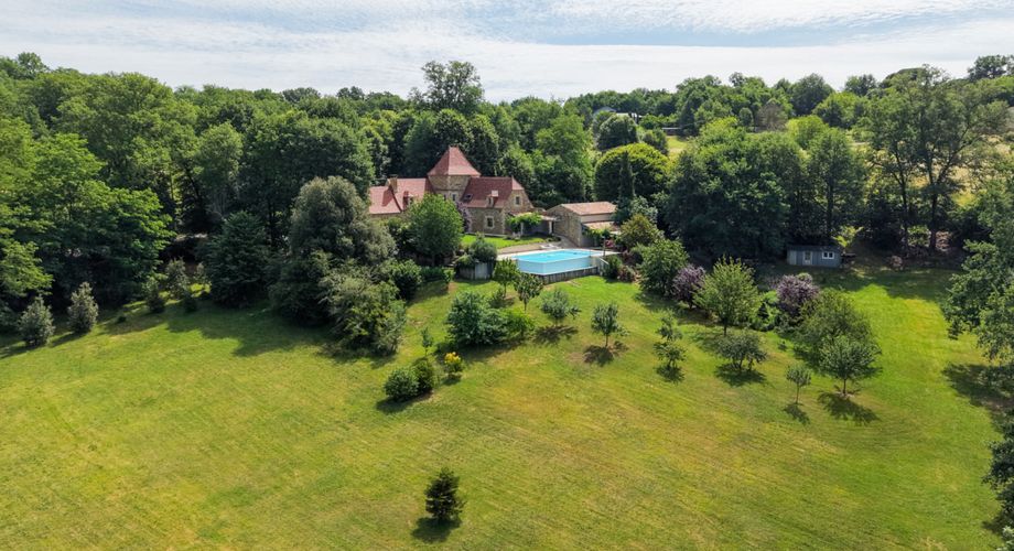 SECTEUR GOURDON - Situation privilégiée avec vue pour cette Magnifique Propriété en pierre sur 1ha17 arborés avec piscine chauffée 