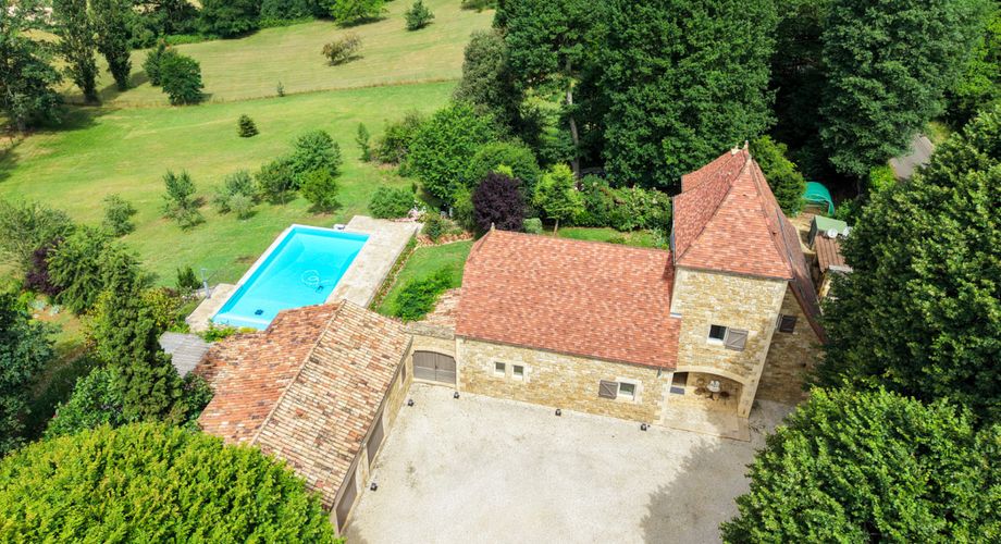 SECTEUR GOURDON - Situation privilégiée avec vue pour cette Magnifique Propriété en pierre sur 1ha17 arborés avec piscine chauffée 