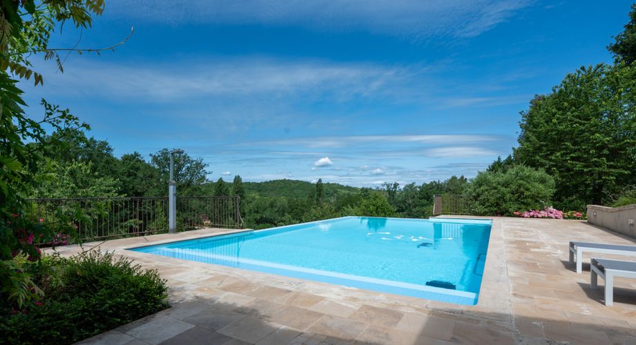 SECTEUR GOURDON - Situation privilégiée avec vue pour cette Magnifique Propriété en pierre sur 1ha17 arborés avec piscine chauffée 
