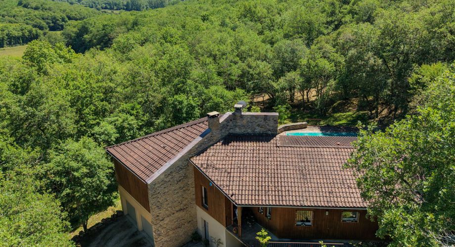 SECTEUR GOURDON - Au calme, Spacieuse Maison contemporaine avec piscine sur 1ha boisé