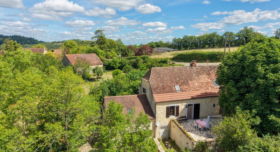 EXCLUSIVITE - Agréable Propriété de caractère avec spacieuse maison et grange en pierre sur 3586 m² arborés