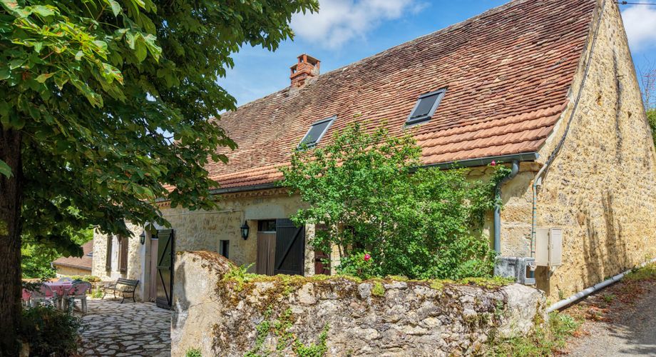 EXCLUSIVITE - Agréable Propriété de caractère avec spacieuse maison et grange en pierre sur 3586 m² arborés