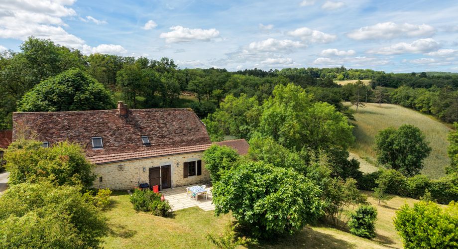 EXCLUSIVITE - Agréable Propriété de caractère avec spacieuse maison et grange en pierre sur 3586 m² arborés