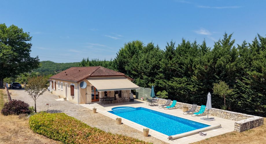 SECTEUR GOURDON - Lumineuse Maison contemporaine de plain-pied 3 chambres avec jardin arboré et piscine 
