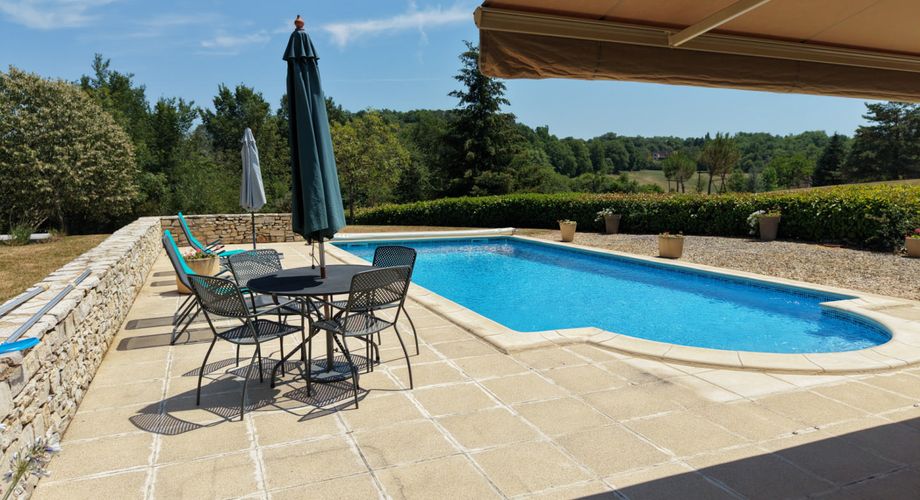 SECTEUR GOURDON - Lumineuse Maison contemporaine de plain-pied 3 chambres avec jardin arboré et piscine 