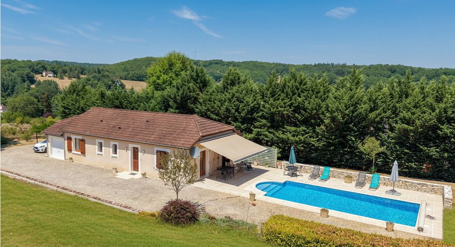 SECTEUR GOURDON - Lumineuse Maison contemporaine de plain-pied 3 chambres avec jardin arboré et piscine 