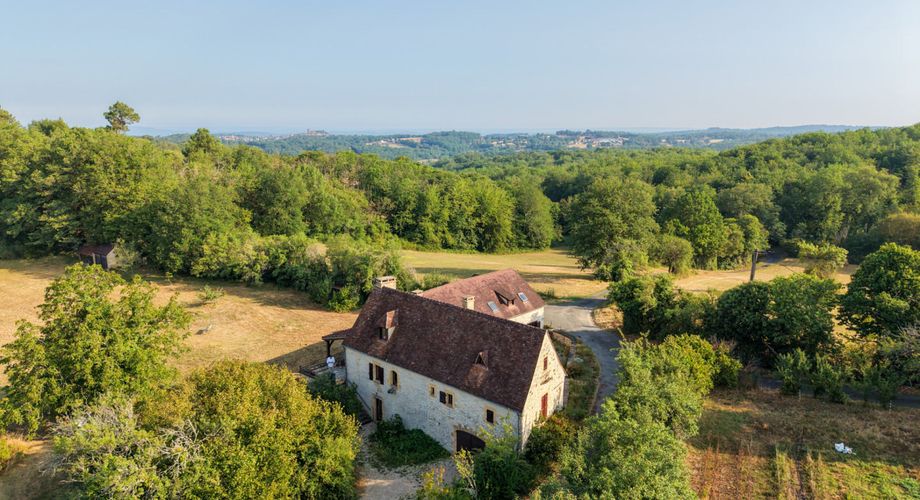 SECTEUR GOURDON - Spacieuse Propriété en pierre au calme sur 5ha46 de belle nature