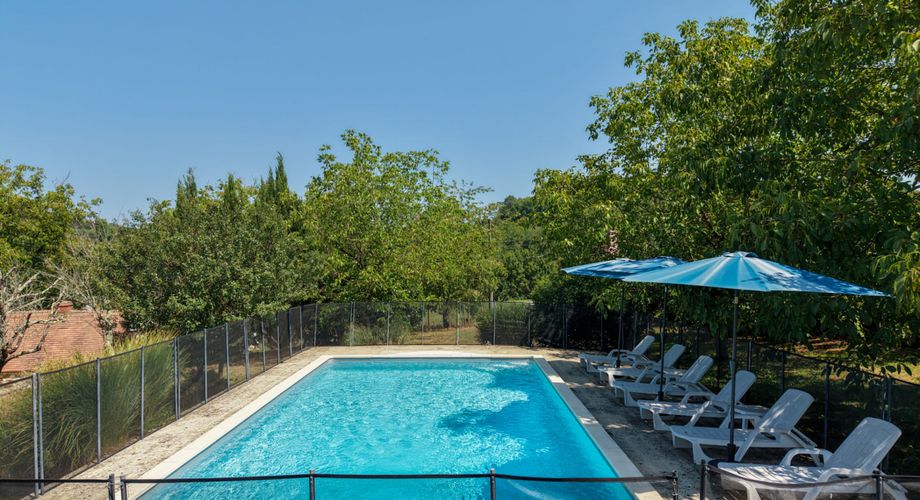 EXCLUSIVITE SECTEUR GOURDON - Enclos en pierre comprenant maison, dépendances et piscine sur 2115 m² proche commerces