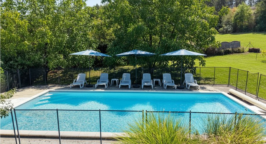 EXCLUSIVITE SECTEUR GOURDON - Enclos en pierre comprenant maison, dépendances et piscine sur 2115 m² proche commerces